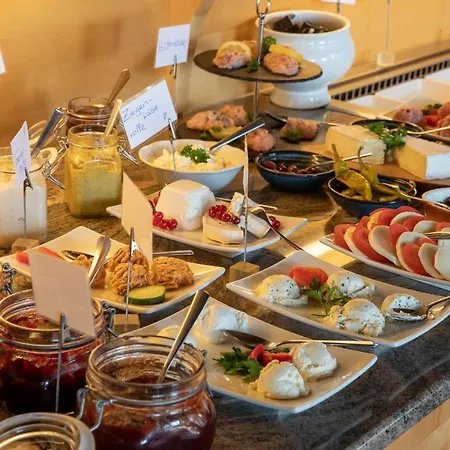 Berg Weingarten Garni Hotel 3*